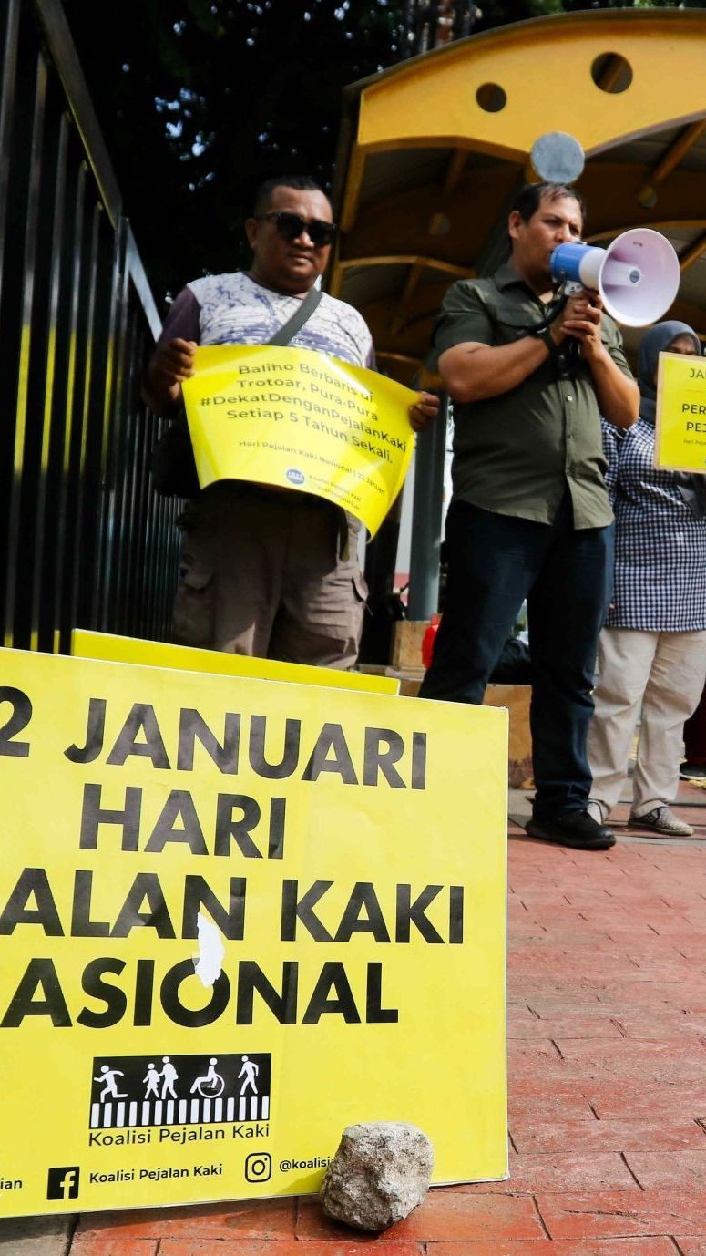 FOTO: Hari Pejalan Kaki Nasional, Aktivis Gelar Aksi Mengenang Tragedi Kecelakaan Maut di Tugu Tani