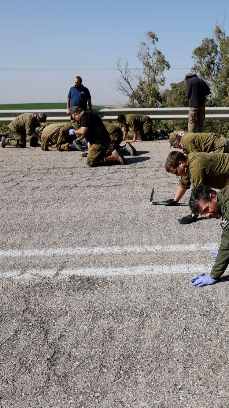 FOTO:  Ambisi Memperkuat Klaim, Tentara Zionis & Arkeolog Israel Sampai Merangkak Sisir Jalan Demi Kumpulkan Bukti Serangan Hamas 7 Oktober