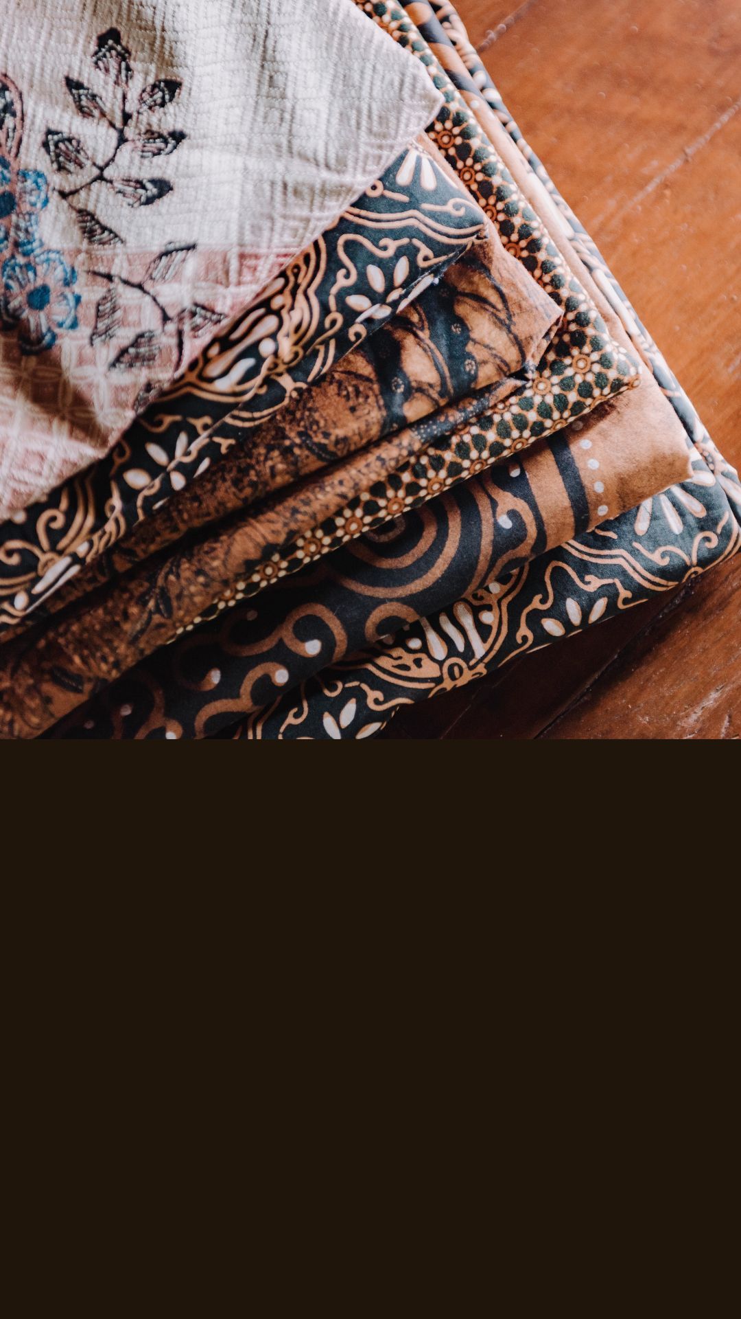 Tren Gaya Edgy Dipadukan dengan Batik, Cocok Nggak Ya?