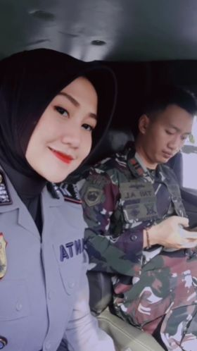 Suami Perwira Marinir Istri Bintara Polisi, Begini Momen Pasutri Berangkat Kerja Bareng 'TNI Polri Bersatu'