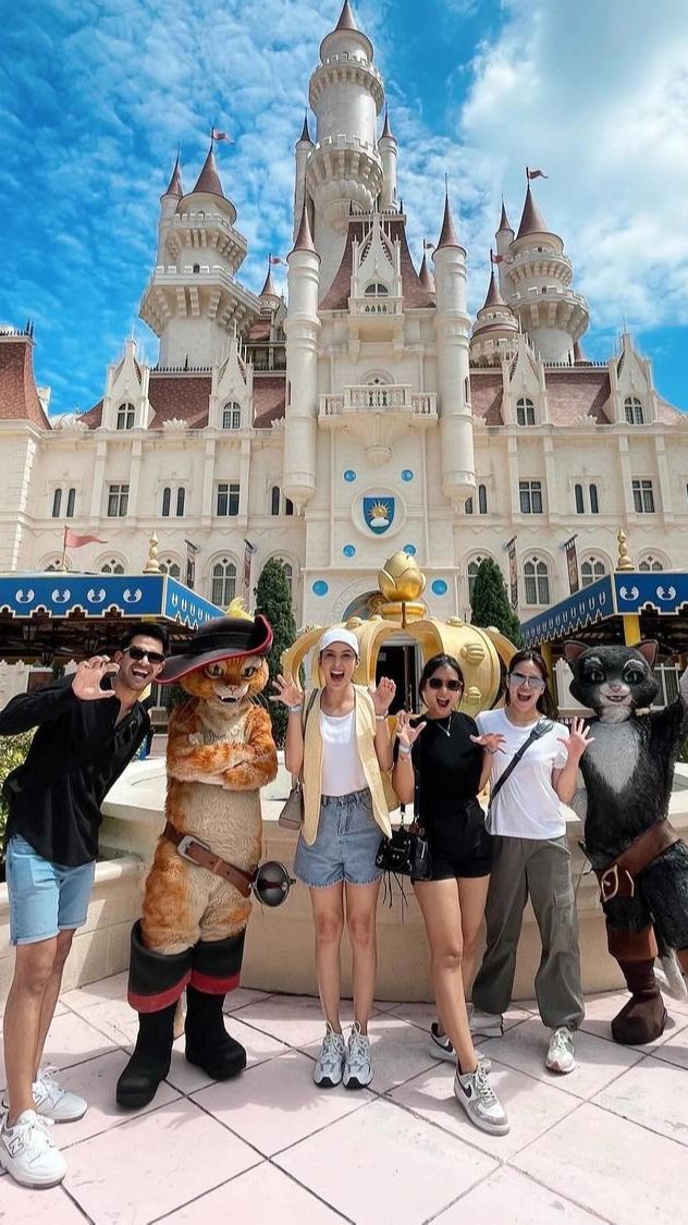 8 Foto Mesra Tyas Mirasih dan Tengku Tezi Saat Liburan Ke Universal Studios Singapore