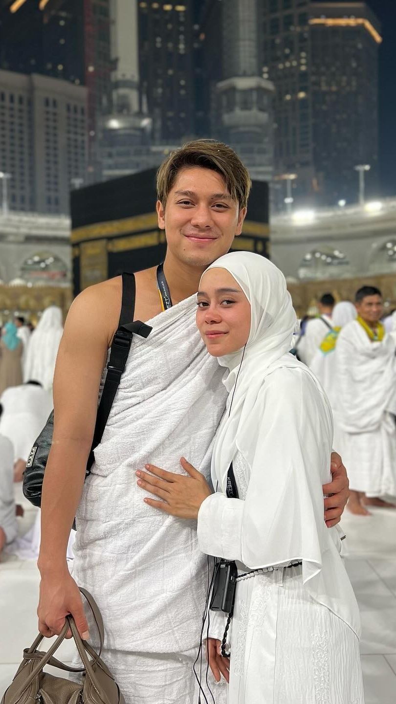 Sambil Tersenyum Manis, Lesti Bersama Rizky Billar Bisa Kembali Lagi Umrah 'Alhamdulillah Bahagia Kembali ke Tanah Suci'