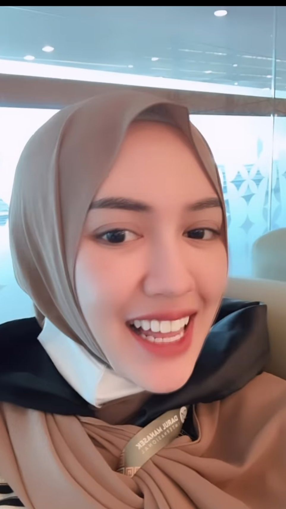 Potret Cantik Happy Asmara Tampil Berhijab saat Umrah di Tanah Suci, Banyak Didoakan