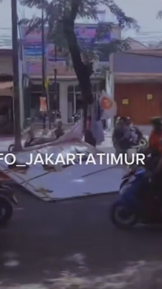 Baliho Caleg PSI Roboh Bikin Dua Ibu-Ibu Jatuh dari Motor di Cakung