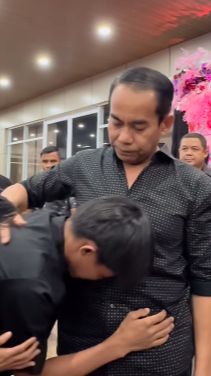 Sujud Syukur Penuh Haru Aldi Pakintaki Konten Kreator dapat Hadiah Umrah dari Irjen Andi Rian, Usap Kepala 'Mudah-mudahan Lancar'