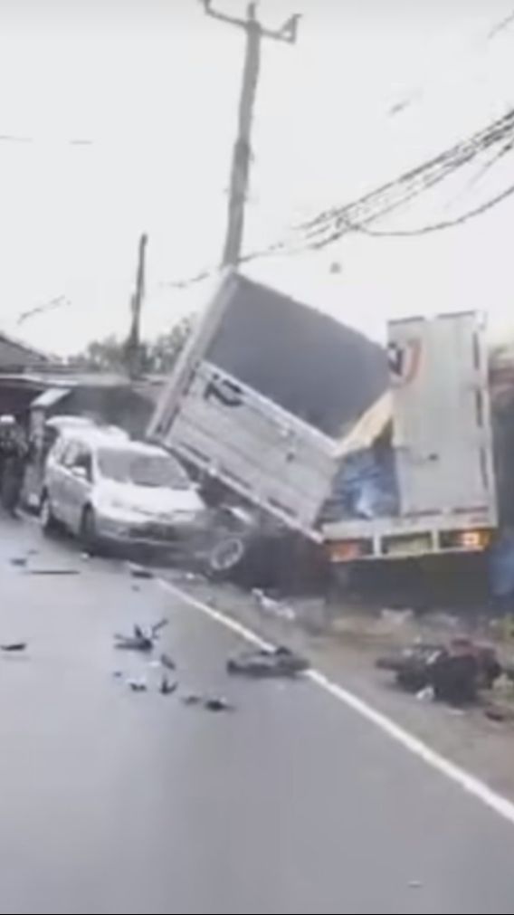 Kecelakaan Beruntun Terjadi di Jalur Puncak Bogor, Warga: Awas Setrum, Banyak Korban