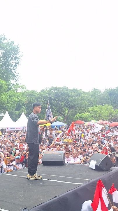 Kampanye Akbar di Sidoarjo, Kaesang Ajarkan Warga Cara Coblos PSI dan Prabowo-Gibran