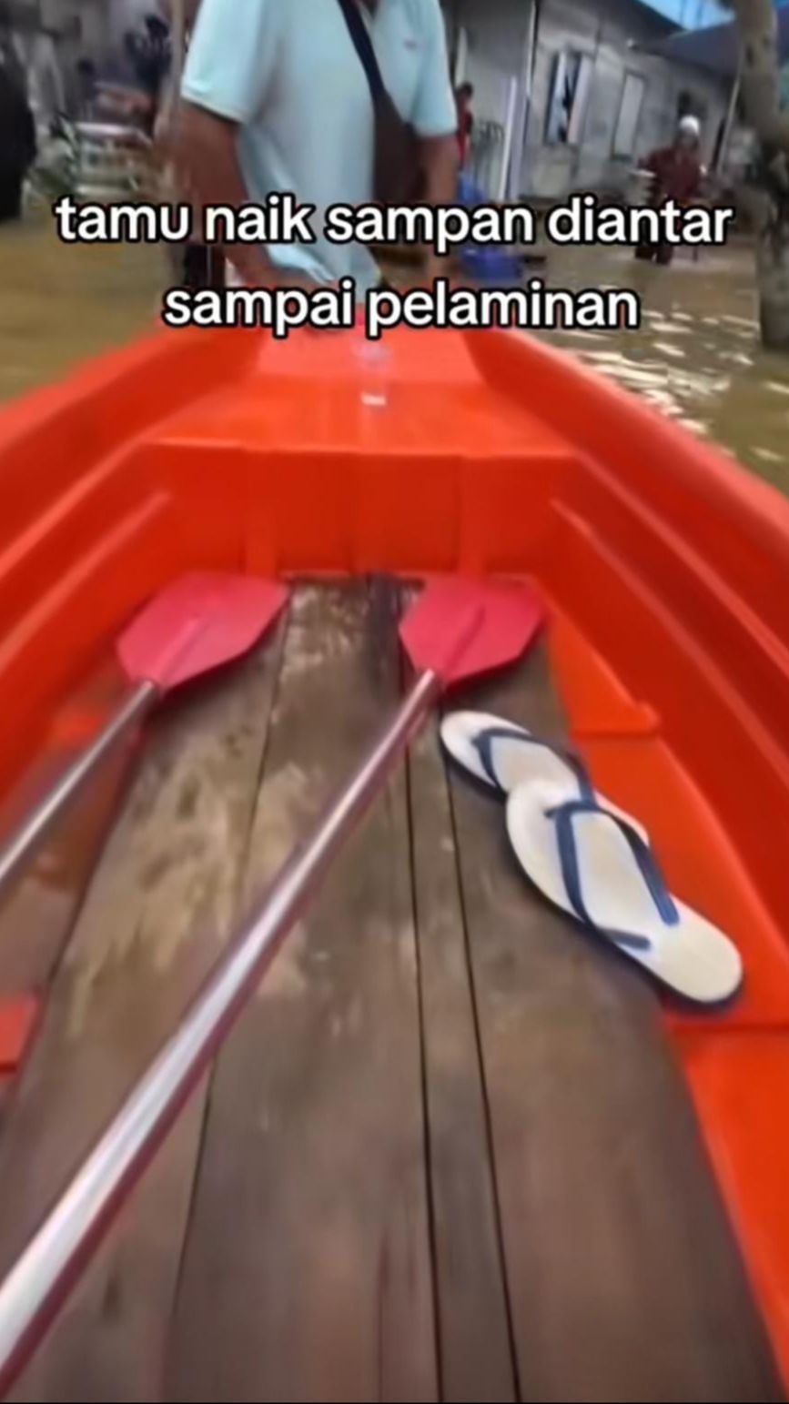 Viral Resepsi Pernikahan Tetap Digelar saat Banjir, Tamu Undangan Datang Naik Perahu