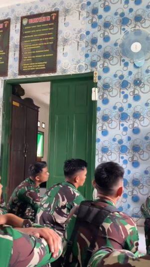 Momen Para Prajurit TNI Kumpul Santai Nonton TV Bareng, Tontonannya Bikin Ngakak 'Muka Sangar Hati Hello Kitty'