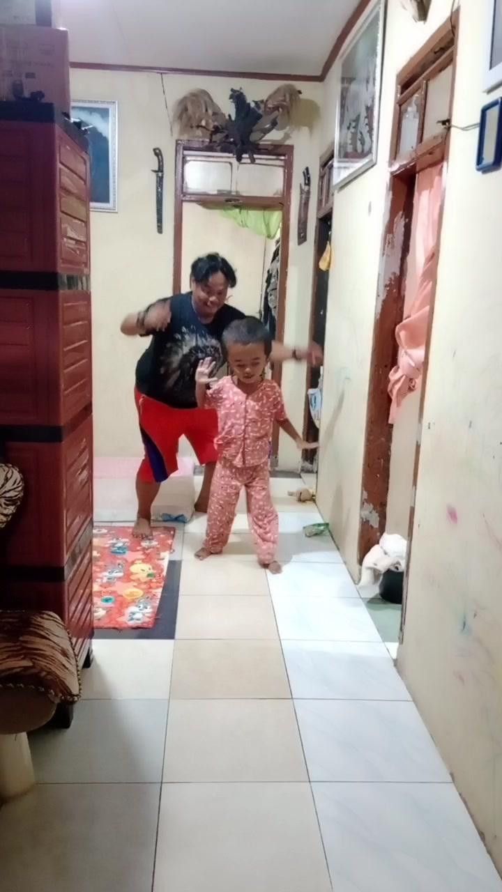 Momen Haru, Anak Pengidap Hidrosefalus Akhirnya Bisa Jalan Sendiri