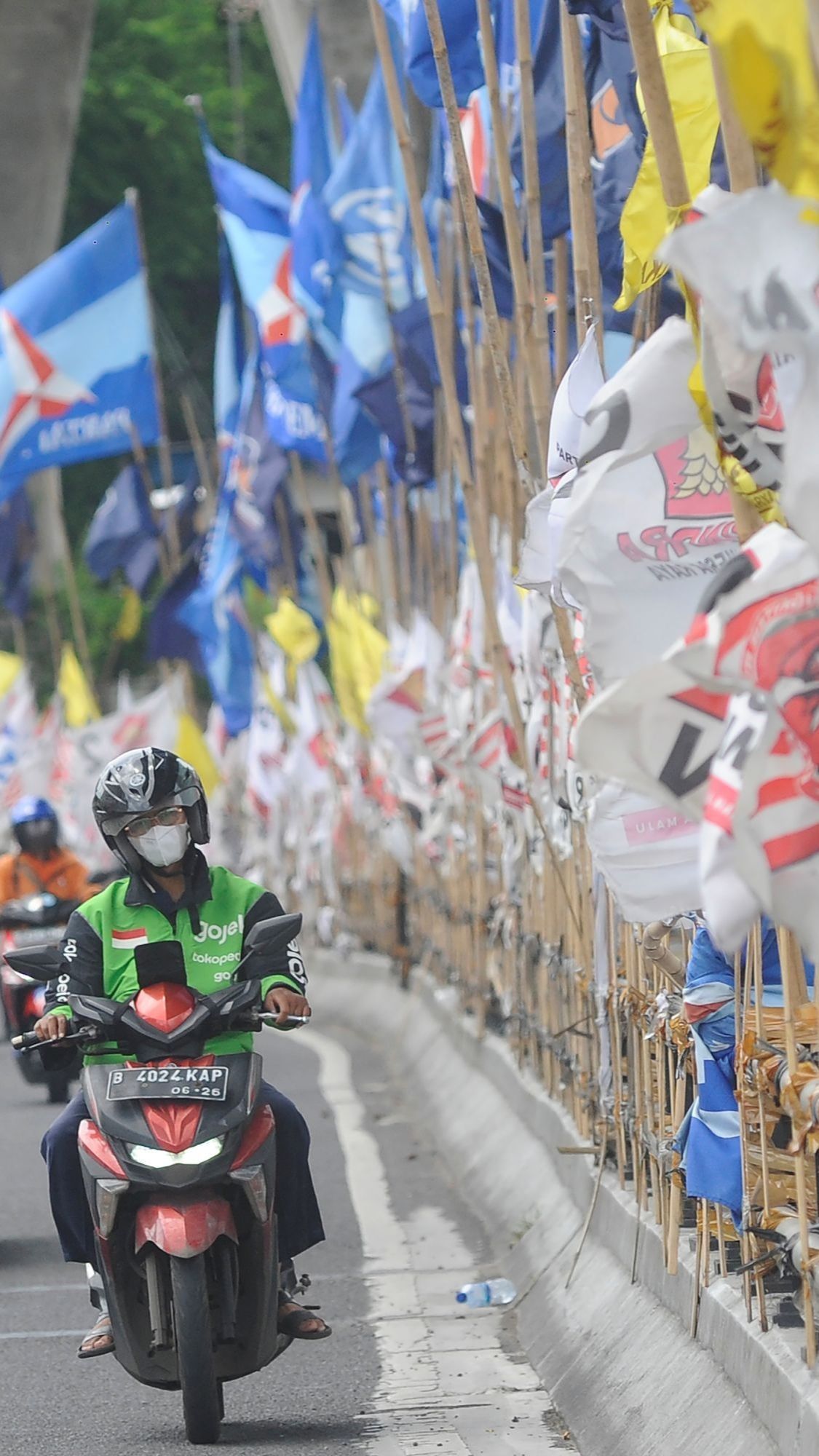 FOTO: Penampakan Alat Peraga Kampanye Pemilu 2024 Semakin Ramai Menghiasi Jakarta dan Berpotensi Membahayakan Pengendara Sepeda Motor