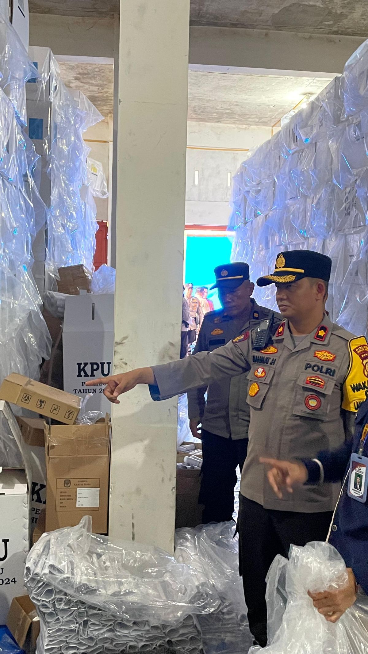 Polres Rohul Kawal Proses Pengepakan Surat Suara di Gudang Logistik KPU Rohul