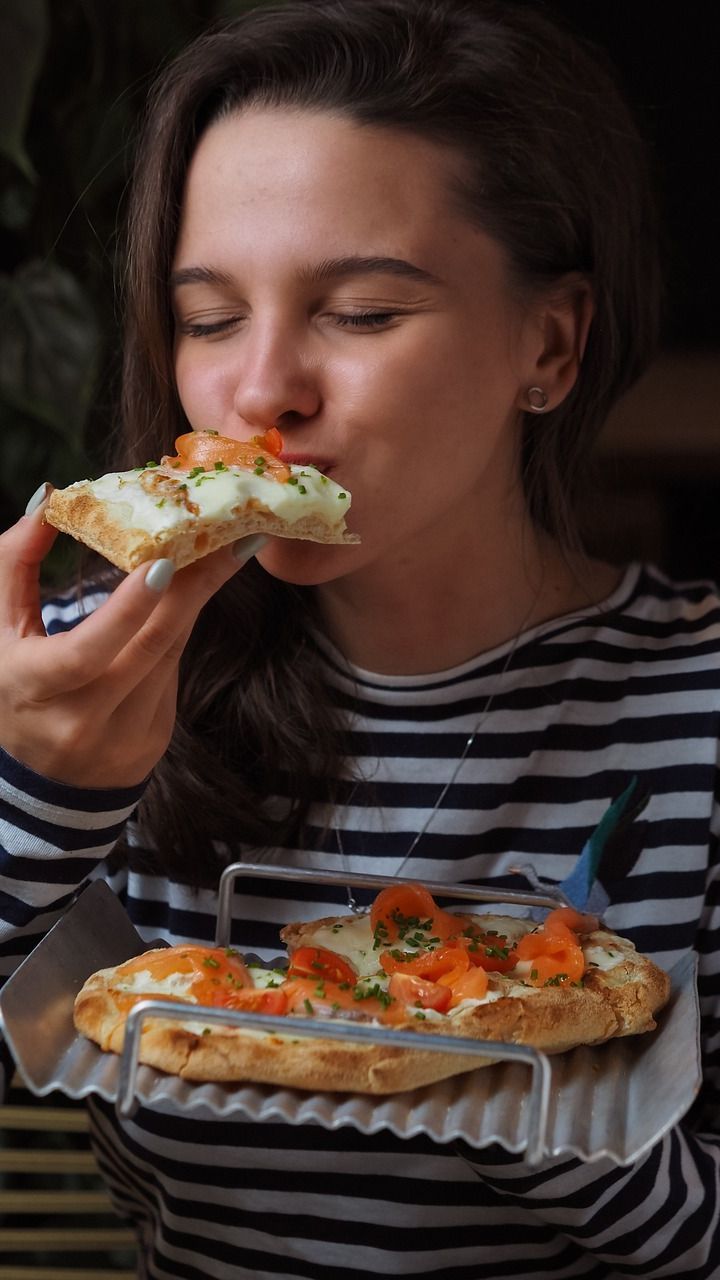 Penyebab Cegukan setelah Makan, Konsumsi Makanan Pedas hingga Menelan Terlalu Cepat