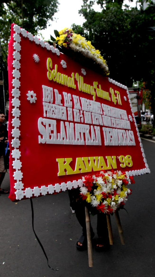 FOTO: HUT ke-77, Megawati Banjir Kiriman Karangan Bunga 'Penjaga Demokrasi' dari Aktivis 98