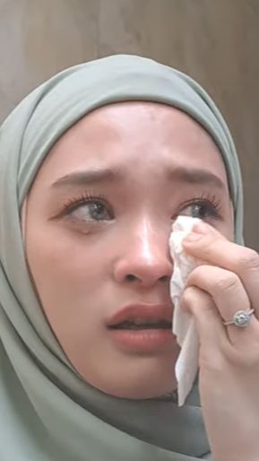 Inara Rusli Menangis Sebut Virgoun Tak Gentle Lantaran Masih Belum Cabut Laporan Polisi