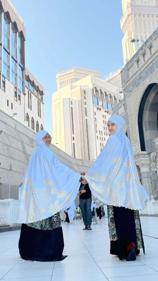 Potret Riang Cahya Adik Happy Asmara Tampil Berhijab saat Umrah, Tak Kalah Cantik dari Sang Kakak