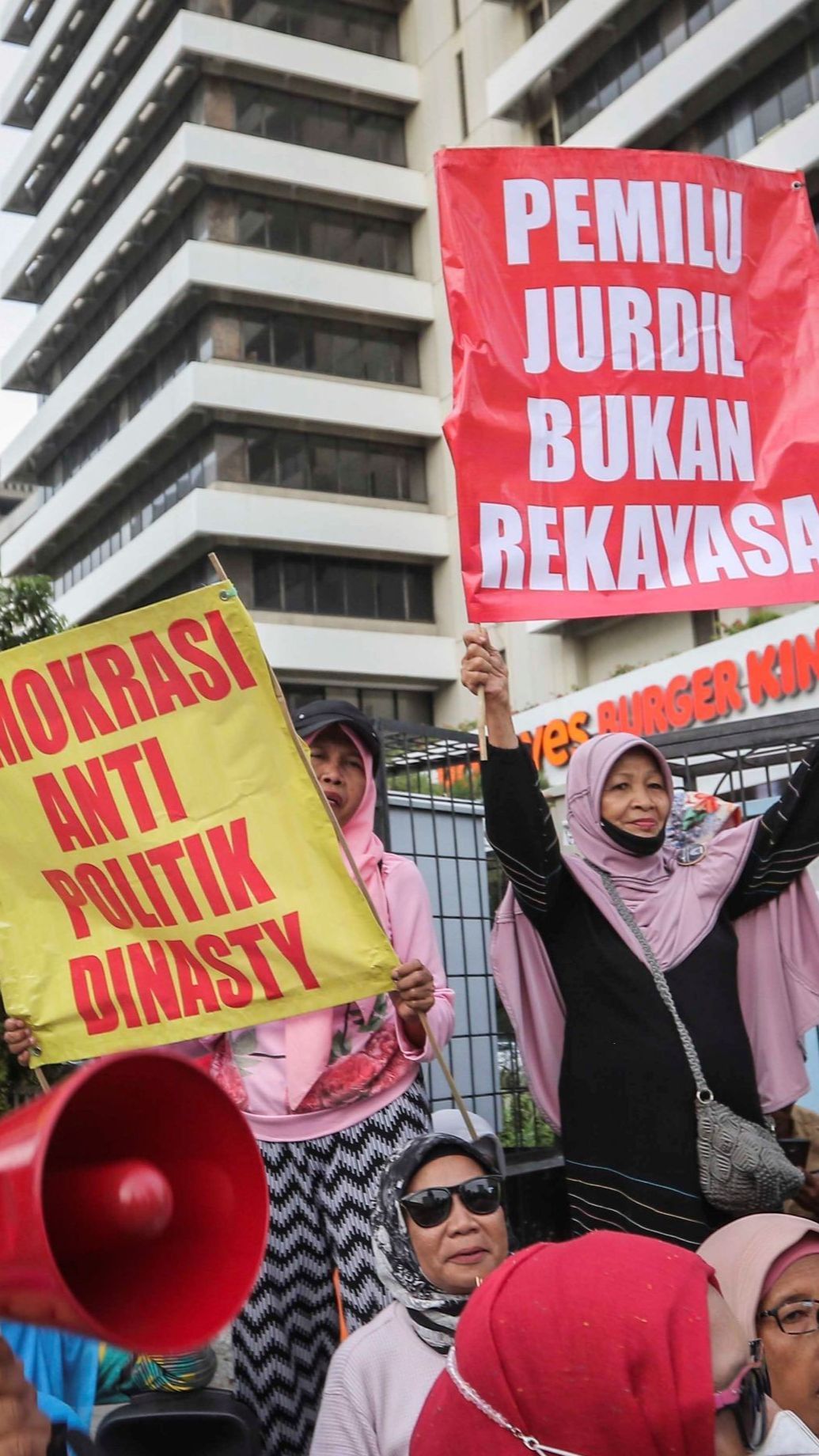 FOTO: Aksi Emak-Emak Turun ke Jalan Mendesak Pemilu Berjalan Jujur dan Adil di Bawaslu RI