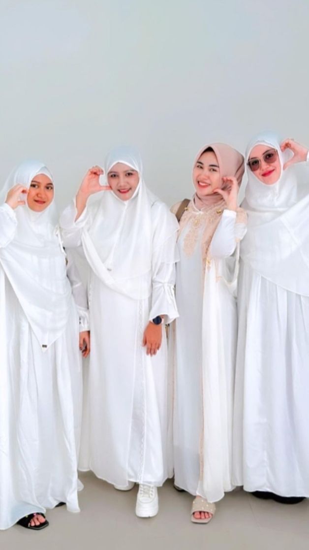 Jarang Tersorot, 8 Foto Riang Cahya Adik Happy Asmara Tampil Berhijab Saat Jalani Ibadah Umrah