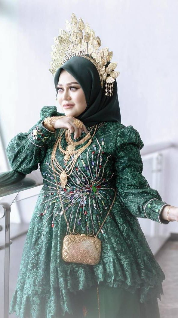 Tak Kalah Cantik dari Calon Menantu, Potret Menawan Calon Ibu Mertua Putri Isnari di Acara Hantaran Uang Panai