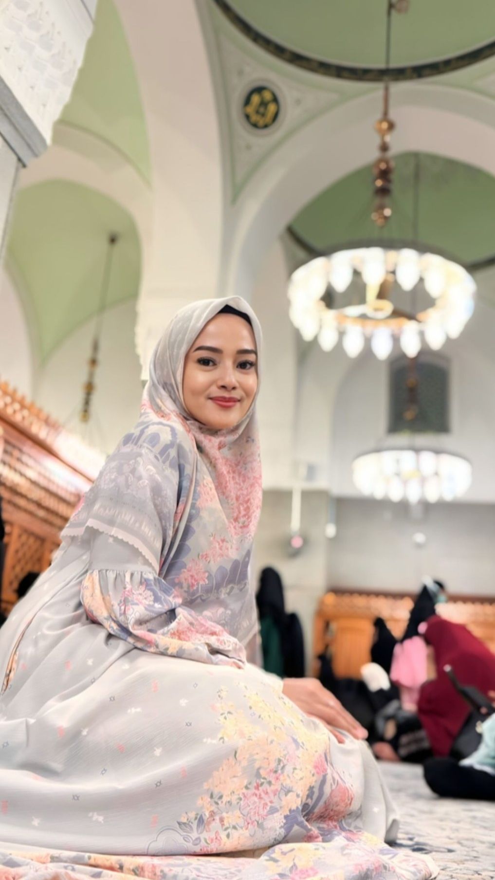 10 Potret Citra Monica Istri Ifan Seventeen Tampil Berhijab saat Umrah di Tanah Suci, Bikin Pangling