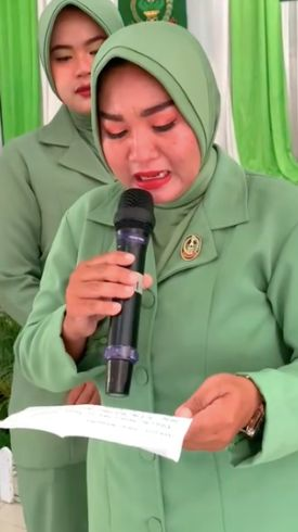 Lepas Rindu Lewat Tulisan, Suasana Haru Para Istri Prajurit TNI Dapat Surat Cinta dari Suami yang Lagi Tugas