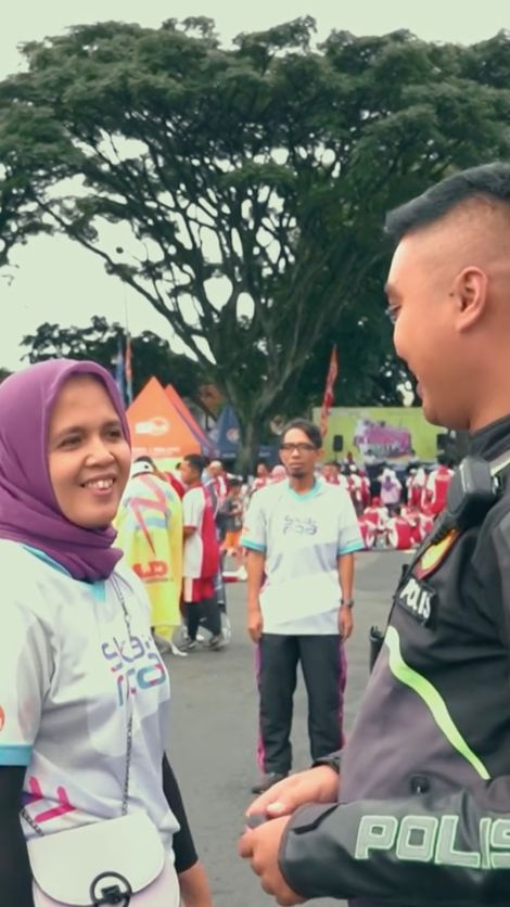 ⁠Momen Bintara Polisi Bertemu Guru Sekolahnya saat Dinas, Langsung Salim Cium Tangan 'Gimana Sehat Bu'