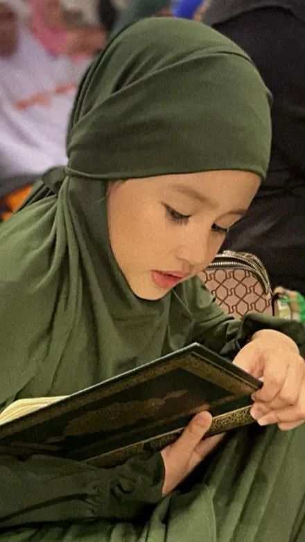 Foto-foto Terbaru Khalisa Aghnia Anak Kartika Putri Sudah Diajarkan Kenakan Hijab Sejak Kecil, Kini Sudah Bisa Baca Al Quran