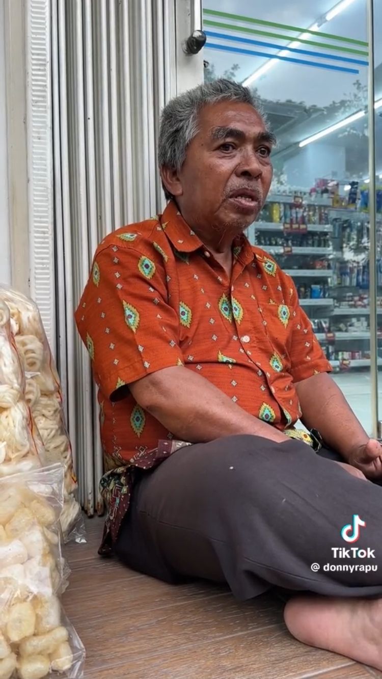 Sebut Anak Menganggur dan Tak Mau Kerja, Lansia Penjual Kerupuk Ini Cari Nafkah Demi Obati Sakit Jantung dan Mata