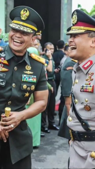 Tiga Bersaudara Berkumpul, Tawa Bahagia Jenderal TNI Polri Rapikan Gesper & Topi Adiknya Perwira Polisi