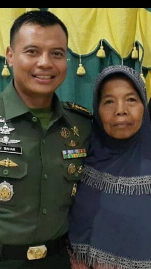 Momen Bintang 1 TNI Adik Jenderal Non Akpol Suapi Ibunya Makan 'Surga Kami di Telapak Kaki Ibu'