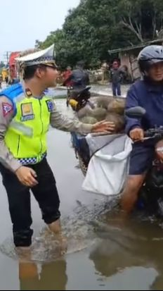 Ketakutan Diminta, Pemotor Bawa Durian Terjang Banjir saat Ditanya Polisi Jawabannya Bikin Ngakak