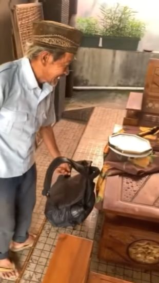 Kisah Haru Seorang Wanita, Sengaja Lepas Baterai Jam demi Bantu Kakek Servis Jam Keliling