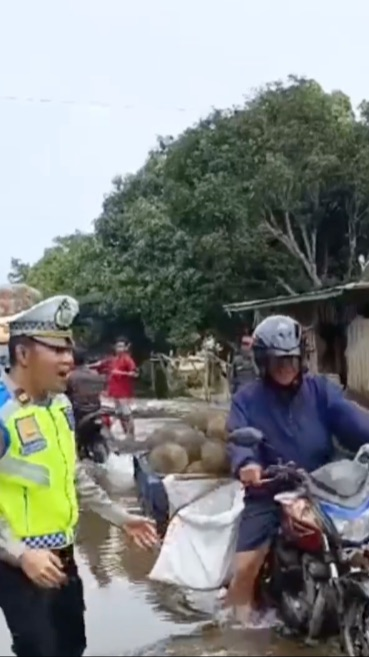 Viral Momen Polisi Bantu Pengendara Motor yang Bawa Durian, Interaksi Keduanya Bikin Ngakak