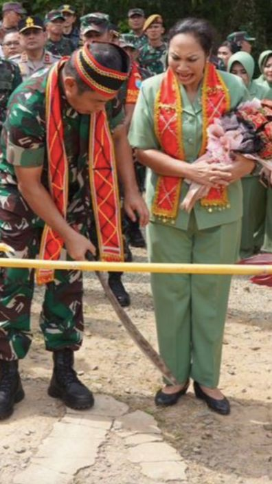 Momen Mengerikan Istri Jenderal Maruli Simanjuntak Kena Pedang Dayak oleh Suami 'Sakit Banget'