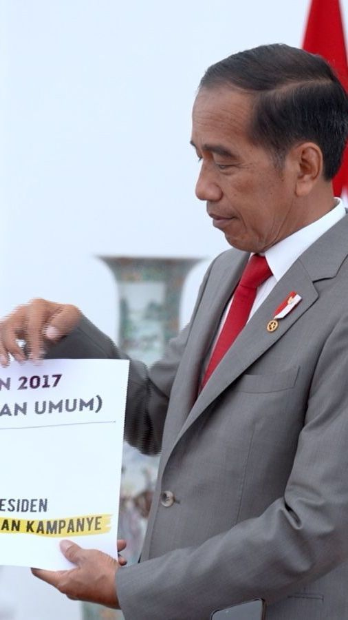 Jokowi Jelaskan Presiden Boleh Kampanye Sambil Bawa Kertas Besar Berisi Pasal-Pasal UU Pemilu