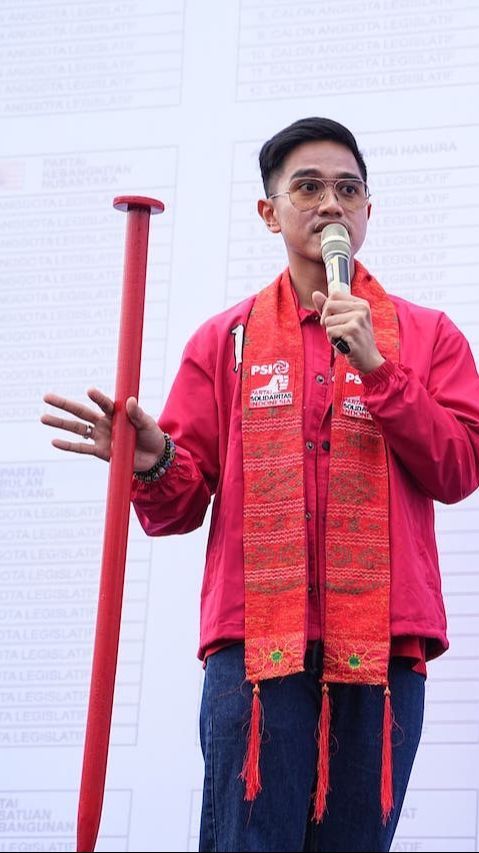 Kaesang soal Pose 2 Jari dari Mobil Kepresidenan Diduga Iriana: Dicek Lagi Kebenarannya