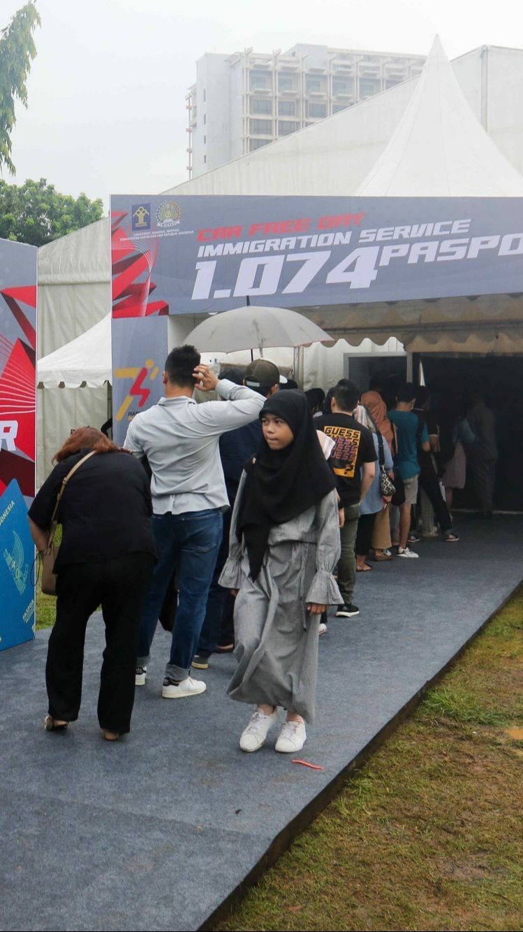 FOTO: Rayakan Hari Jadi Imigrasi ke-74, Antrean 1.074 Pemohon Paspor Pecahkan Rekor saat Car Free Day Jakarta