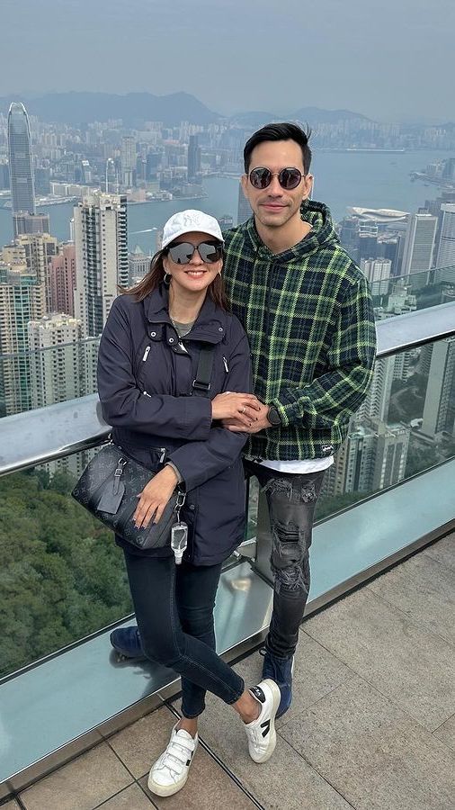 Intip Foto-foto Darius Sinathrya dan Donna Agnesia saat Jalan-jalan di Hongkong, So Sweet Banget!