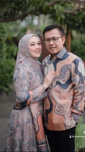 Potret Mesra Anne Ratna Mantan Istri Dedi Mulyadi Bareng Suami Baru Tersenyum Manis, Bikin Baper Netizen