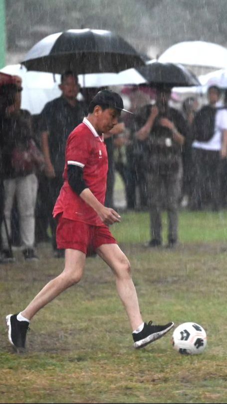 VIDEO: Aksi Jokowi Hujan-Hujan Main Bola Jadi Kiper, Gawang Bobol Dua Gol