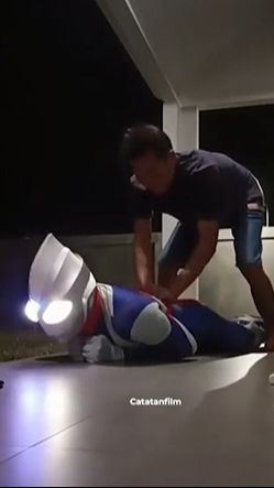 VIDEO: Ultraman Tak Berdaya Dikretek Tukang Pijat, Lelah Habis Lawan Monster