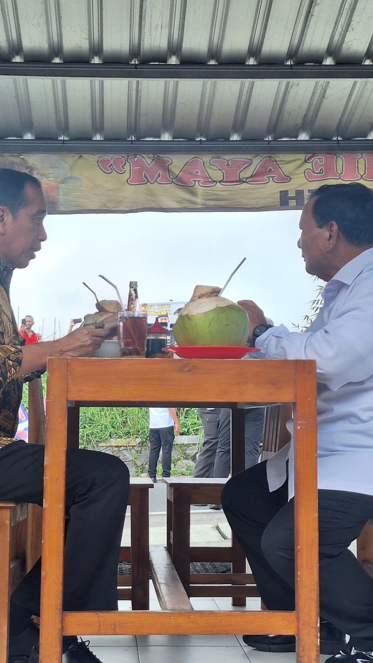 Jokowi Ungkap Isi Obrolan dengan Prabowo Saat Makan Bakso Pinggir Jalan di Magelang