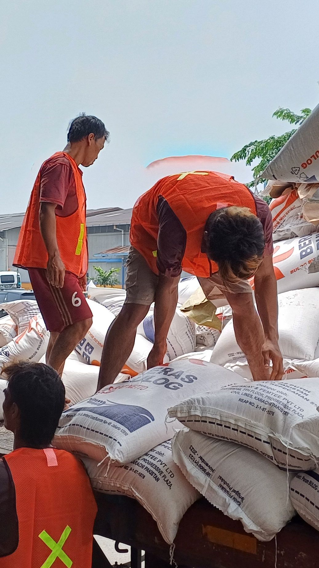 Dirut Bulog Jelaskan Duduk Perkara Beras SPHP Memuat Stiker Capres Tertentu