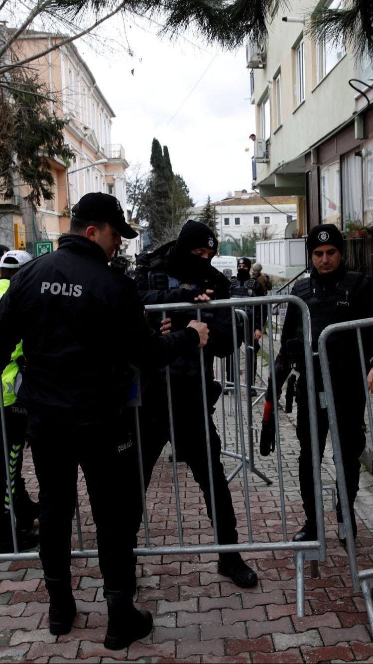 FOTO: Teror ISIS di Gereja Istanbul Turki Tewaskan Satu Orang, Tim Forensik, Polisi hingga Militer Dikerahkan Amankan Lokasi