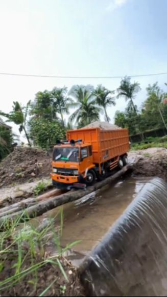 VIDEO: Penampakan Ultraman Tak Berseragam, Selamatkan Truk Pasir Masuk Jurang Pakai Satu Tangan