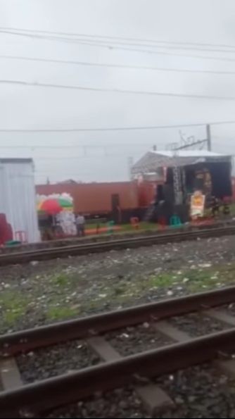 Viral Tenda Hajatan Berdiri di Tengah Rel Kereta Api Tanjung Priok, Ini Respons KAI