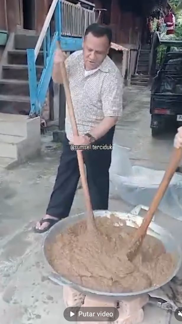 Mudik ke Sumsel, Firli Bahuri Bikin Lempok Durian Bareng Istri