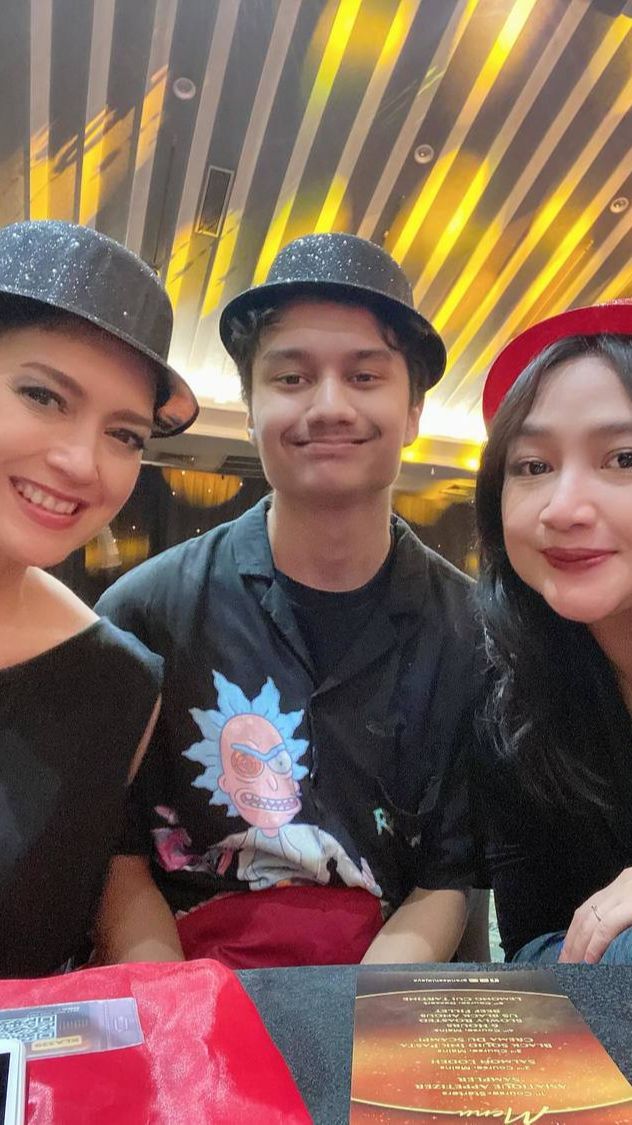 Nonton Konsernya Bareng Mantan Suami, 8 Foto Ira Wibowo Saat Rayakan Malam Tahun Baru 2024 Bersama Keluarga