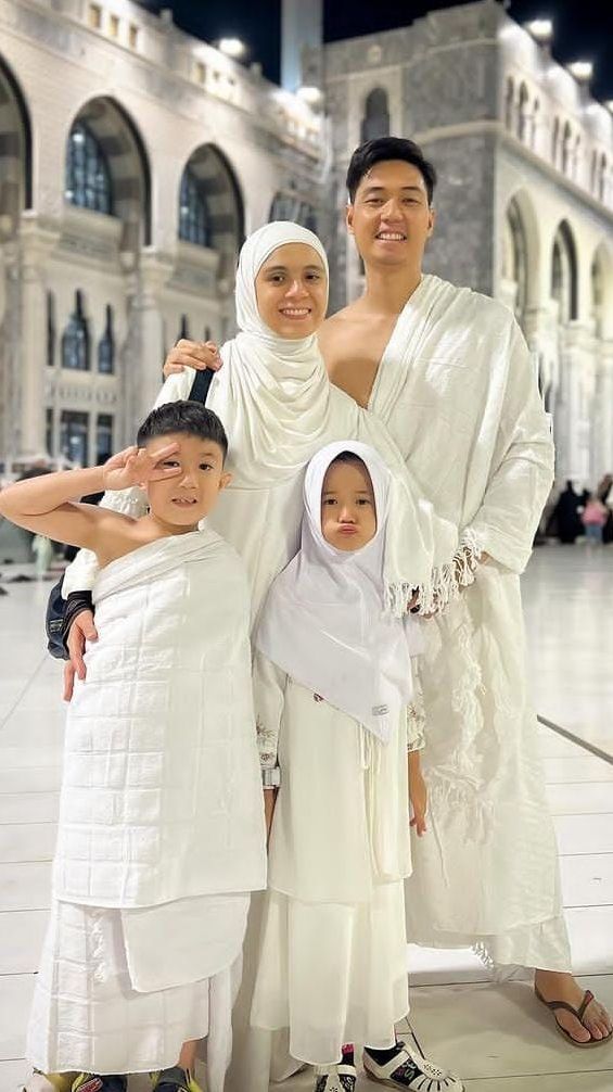 Potret Nycta Gina dan Keluarga Pilih Jalani Umrah di Momen Pergantian Tahun, Ungkap Rasa Penuh Syukur