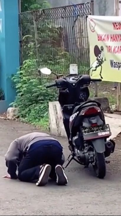 Aksi Pengendara Motor saat Mendapat Makanan Gratis di Jalan Ini Viral, Bikin Haru